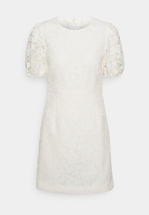 Robe courte en dentelle blanche avec des manches courtes bouffantes et un col rond, avec une texture florale en dentelle sur toute la surface.