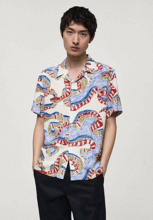 Camicia a maniche corte con bottoni caratterizzata da un motivo di serpenti multicolore su uno sfondo chiaro, con accenti blu, rossi e beige.
