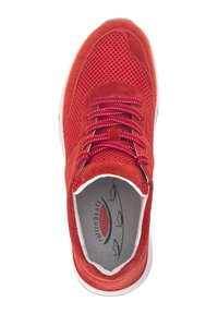Roter Sneaker mit Obermaterial aus Mesh und Wildleder, kontrastierender weißer Sohle, gepolsterter Ferse und strukturiertem Innensohle. Mit roten und weißen gestreiften Schnürsenkeln.