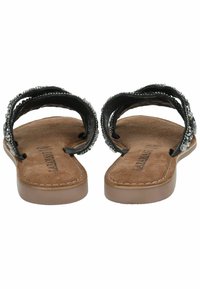 Sandalias negras de doble tira con un diseño de cuentas, que cuentan con una plantilla texturizada marrón y una suela suave, adecuadas para uso casual.