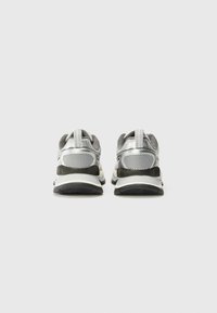 Sneakers con una toma in tessuto grigio, accenti argentati e suole in gomma nera. Dispone di un pannello in rete e di un'etichetta sul tallone per una facile vestibilità.