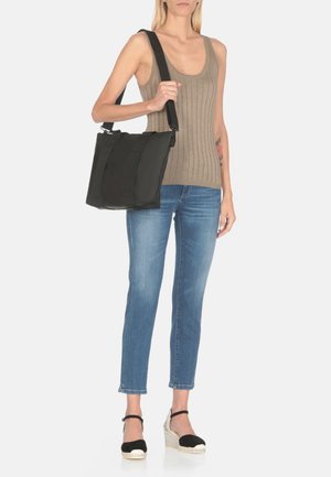 Borsa a tracolla nera con cinturini regolabili, dotata di un corpo imbottito e tasche esterne. Il materiale sembra resistente con una superficie liscia.