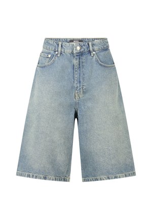 Lichtblauwe spijkershorts tot op de knie met knoop aan de voorkant, riemlussen en vijfzakkenmodel.