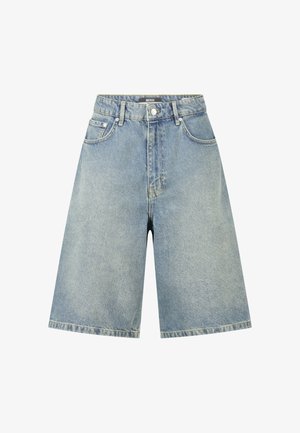 Lichtblauwe spijkershorts tot op de knie met knoop aan de voorkant, riemlussen en vijfzakkenmodel.