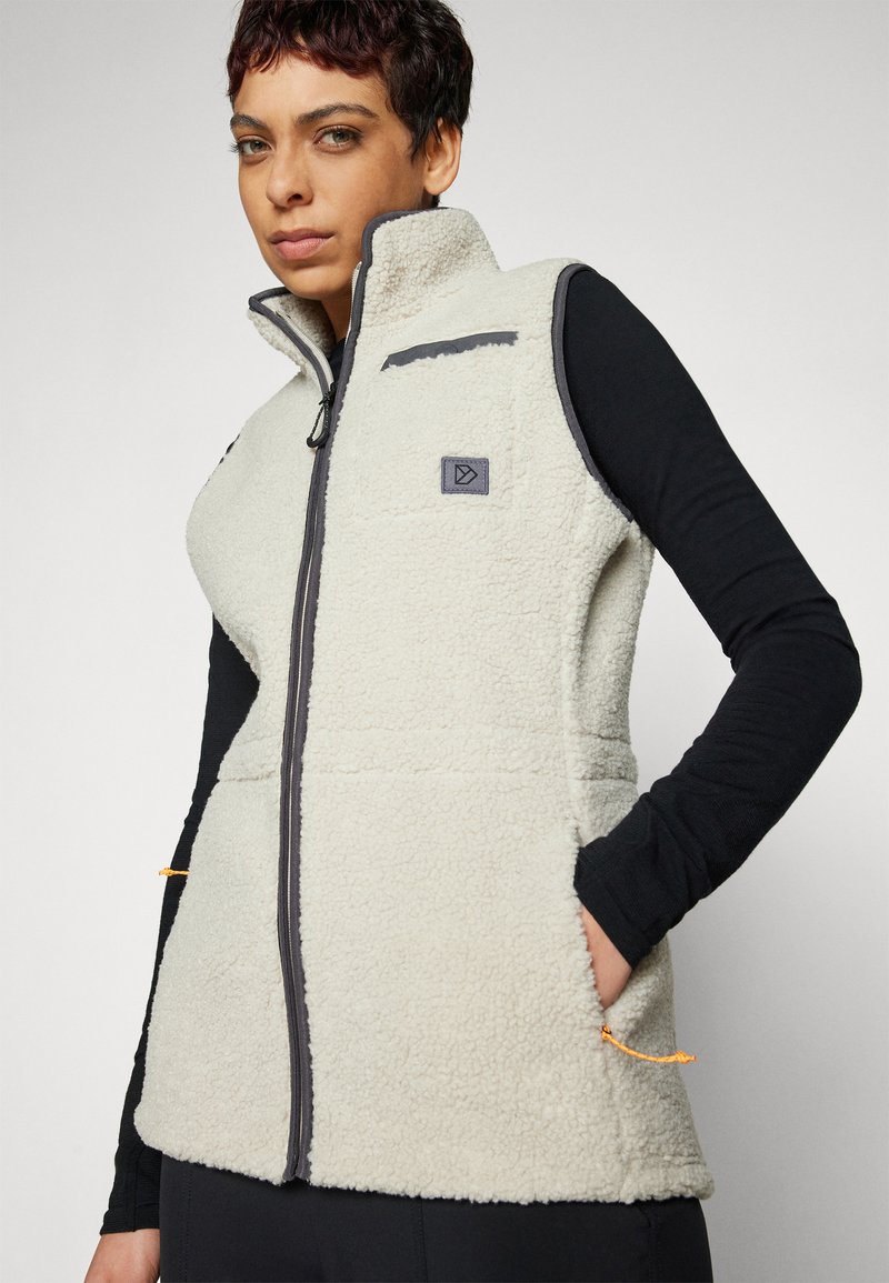 Fleeceweste in Off-White mit hohem Kragen, Vorderreißverschluss und schwarzen Akzenten. Verfügt über seitliche Taschen mit orangen Zugbändern. Strukturierten Oberfläche.
