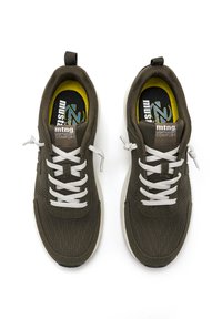 Zapatillas de malla marrones con cordones y acentos blancos, que cuentan con una superficie de tela texturizada y un logo en la lengüeta. Diseño ligero.