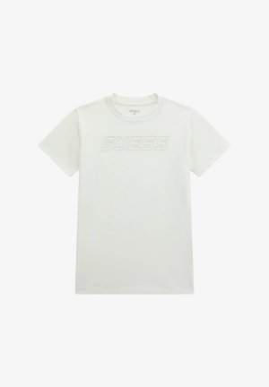 Hvid bomulds t-shirt med korte ærmer og rund halsudskæring. Ordet "GUESS" er præget hen over brystet i en lidt mørkere nuance.