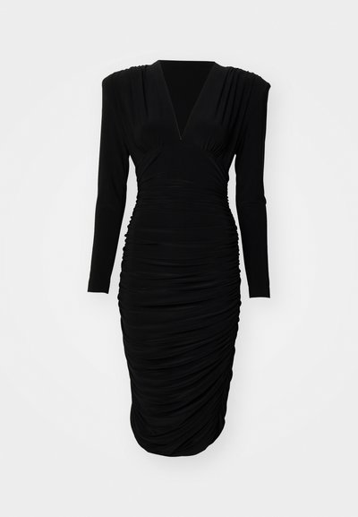 Sort langærmet kjole med V-udskæring, rynket design, glat tekstur og tætsiddende silhuet, der snævrer ind ved knæet.