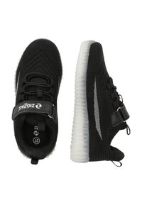 Scarpe sportive nere con parte superiore in maglia, lacci elasticizzati e cinturino in Velcro. La suola traslucida presenta delle scanalature per la trazione.