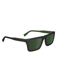 Ochelari de soare cu un cadru mat negru și un accent verde pe tâmple, având lentile rectangulare de culoare verde închis și un design minimalist.