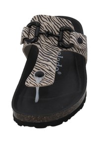 Infradito con motivo zebra, suola in gomma nera, cinturino regolabile con accessori neri e supporto per le dita. Tessuto morbido sulla parte superiore.