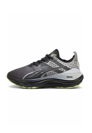 Czarno-szare buty sportowe z teksturowaną cholewką, odblaskowymi akcentami, zaokrągloną podeszwą i żywymi zielonymi detalami.