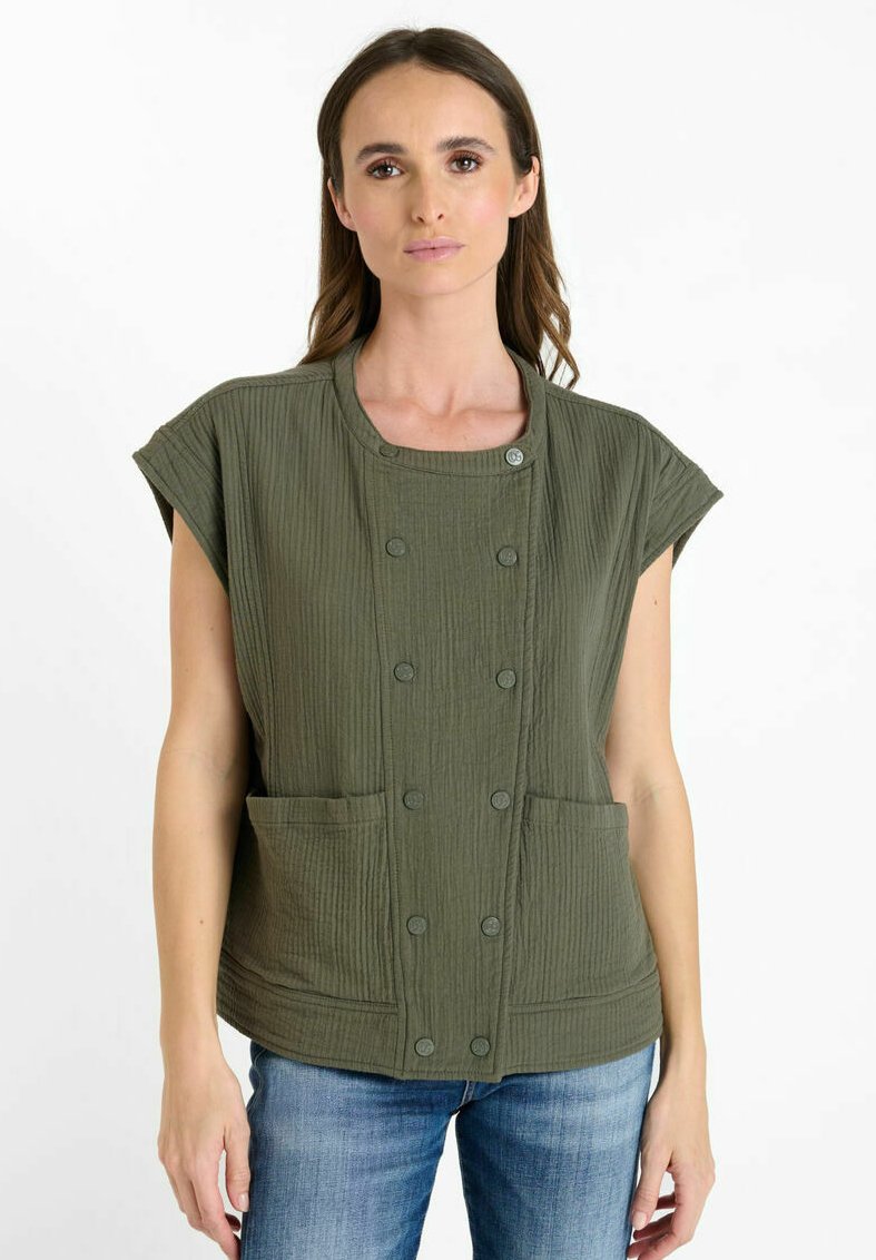 Gilet verde oliva, con texture, a maniche corte, caratterizzato da una chiusura a doppio petto con bottoni e due tasche frontali. Design comodo e casual.