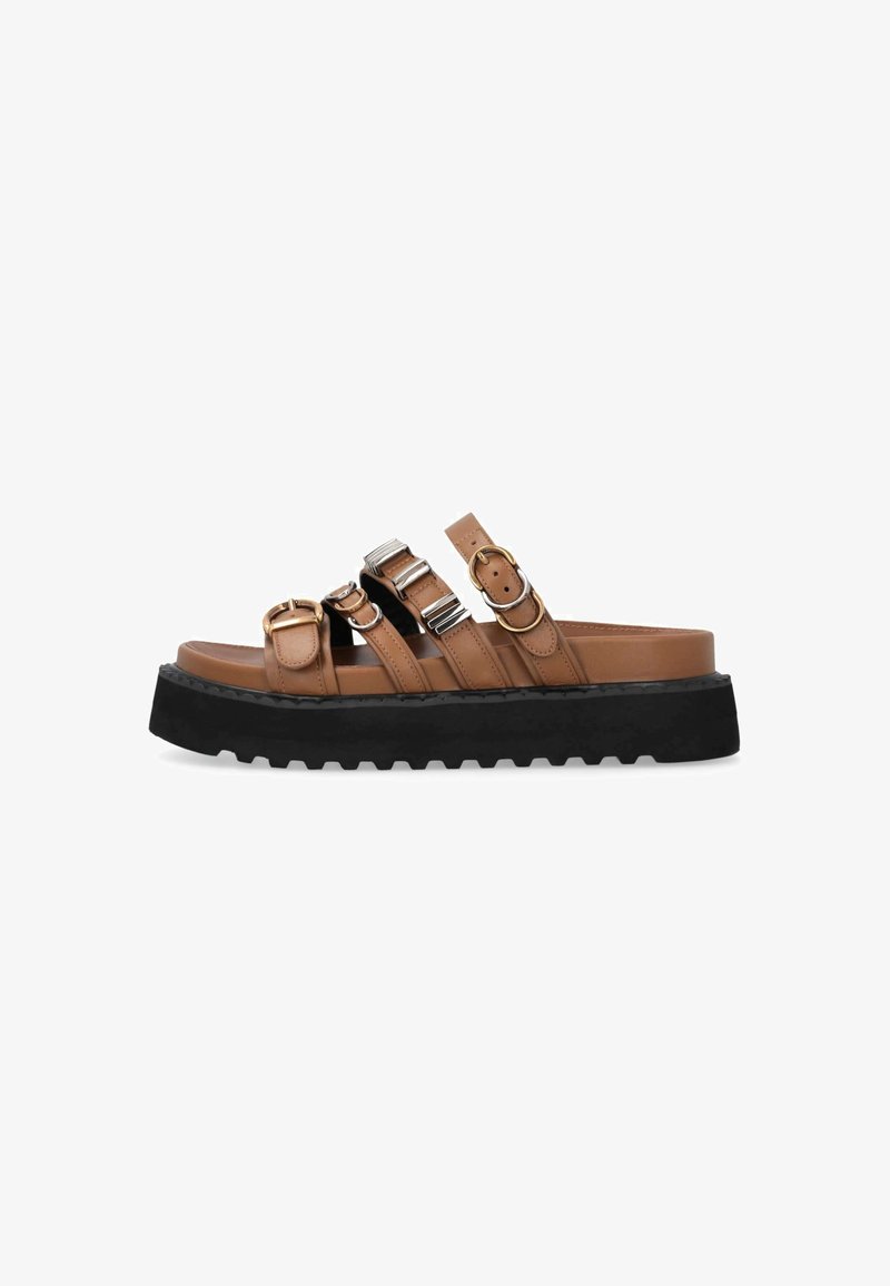 Smeđe platforme sandale s tri podesiva remena koja imaju srebrne i zlatne kopče, teksturirana crna potplata i glatki gornji materijal.