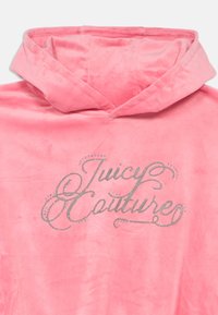 Rožinė aksominė ducha su sidabriniu blizgučiu "Juicy Couture" logotipu. Ji turi suveržiamo gaubto funkciją ir švelnų, lygų paviršių.