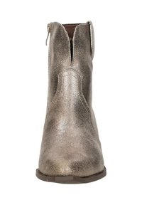 Metalen zilveren enklaars met een gladde textuur, voorzien van een V-vormige voorkant en een kleine rits aan de zijkant. Platte bruine zool.