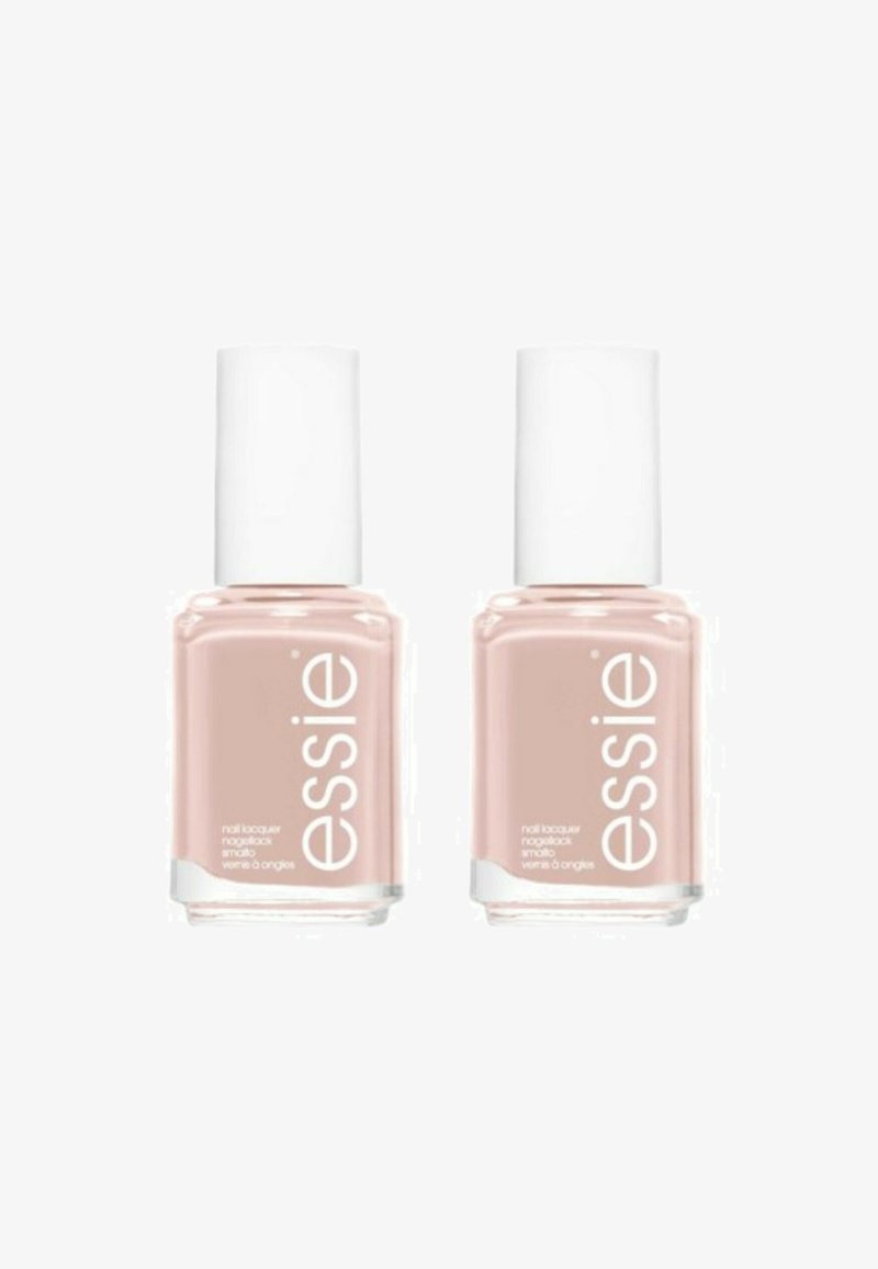 Deux flacons de vernis à ongles Essie, avec une base en verre transparent et des bouchons cylindriques blancs. Le vernis est d'une couleur rose pâle.