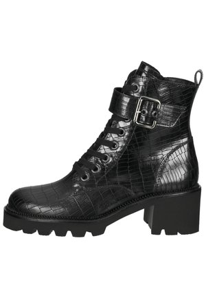 Bottine en cuir noir avec texture crocodile, fermeture à lacets devant, bride à boucle, talon épais et semelle à crampons.