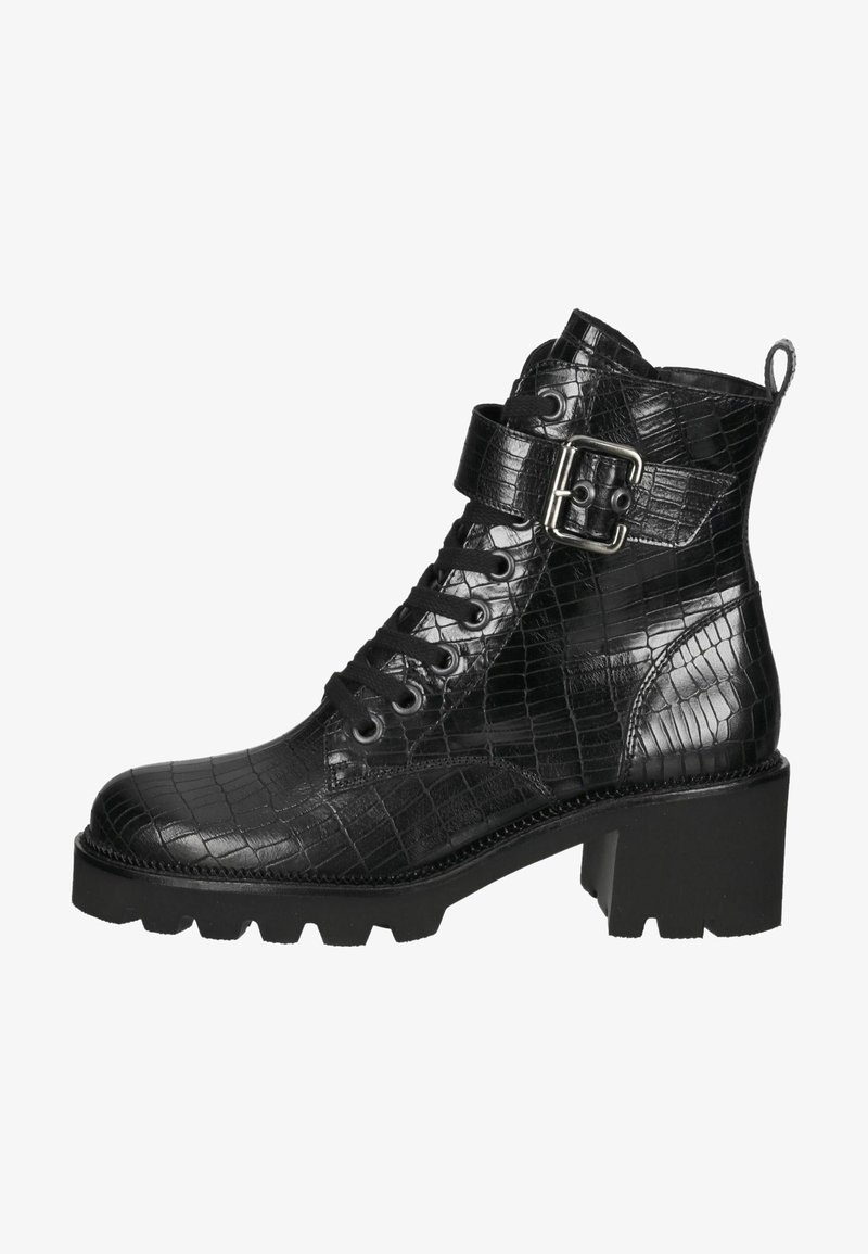 Bottine en cuir noir avec texture crocodile, fermeture à lacets devant, bride à boucle, talon épais et semelle à crampons.