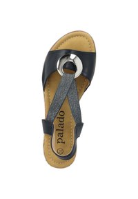 Zwarte leren sandaal met zilveren ronde accent, gestructureerde grijze elastische bandjes en een gevoerde tan zool. Merkennaam "Palado" zichtbaar aan de binnenzijde.