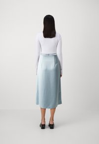 HUGO ROTI - Falda cruzada - light blue