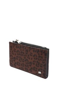 Portfel w panterkę, wykonany z teksturowanego brązowego materiału, z zamknięciem na zamek błyskawiczny, czarnymi akcentami oraz srebrnym logo.