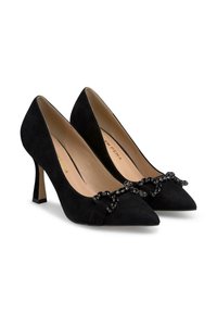 Escarpins en suede noir à talons hauts avec bout pointu, présentant des accents décoratifs en perles noires sur le dessus et un talon carré. Doublure intérieure lisse.