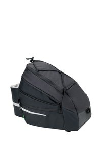 Zaino grigio scuro con molteplici scomparti con zip, tessuto testurizzato, dettaglio a striscia riflettente e un design angolare e slanciato.