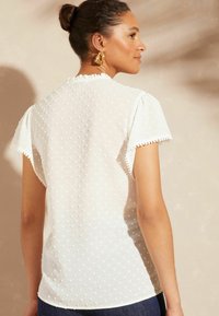 Love & Roses DOBBY SPOT RUFFLE V NECK FLUTTER SLEEVE REGULAR FIT - Košilová halenka  - ivory