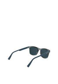 Szare okulary przeciwsłoneczne z plastikową ramką i ciemnymi szkłami, z solidnymi niebieskimi zausznikami i subtelnym akcentem marki z jednej strony.