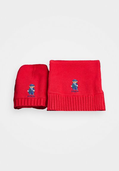 Berretto lavorato a maglia rosso e sciarpa coordinata con texture a costine, dotati di un personaggio ricamato e del logo "POLO" su entrambi gli articoli.
