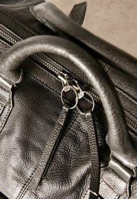 Next REGULAR FIT - Rankinė - black