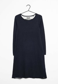 Abito a maniche lunghe di colore blu navy con scollatura rotonda appeso su una gruccia nera su sfondo bianco.