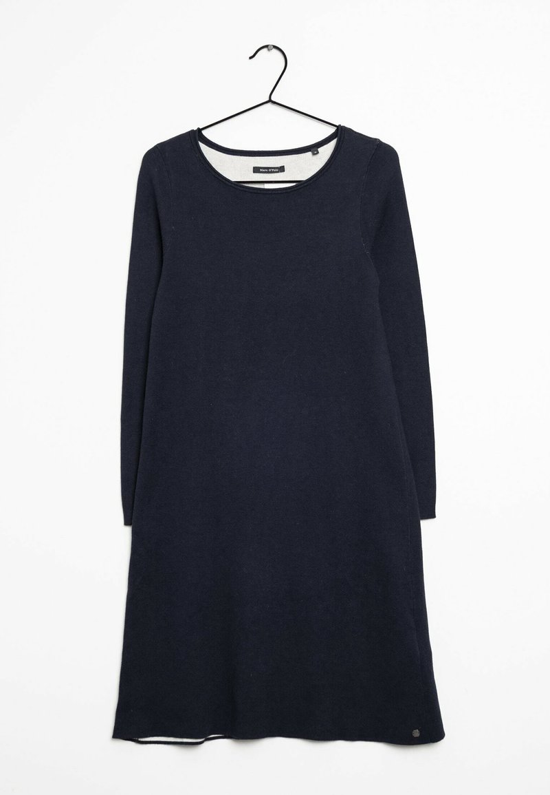 Mörkblå långärmad klänning med rund halsringning hängande på svart galge mot vit bakgrund.