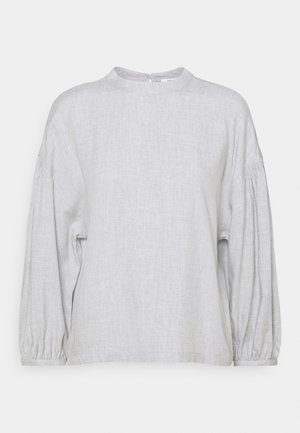 Helle graue Bluse mit langen Ärmeln aus strukturiertem Stoff. Mit hochgeschlossenem Kragen, dezent gerafften Schultern und elastischen Manschetten.