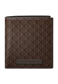 Bruine bifold portemonnee gemaakt van gestructureerd synthetisch materiaal, met een diamantpatroon en een opvallend logopatch aan de voorkant.