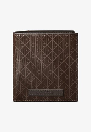 Portafoglio bifold marrone realizzato in materiale sintetico strutturato, con motivo a diamante e una vistosa patch con logo sulla parte frontale.
