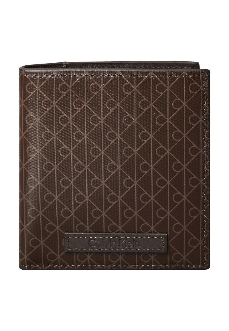 Bruine bifold portemonnee gemaakt van gestructureerd synthetisch materiaal, met een diamantpatroon en een opvallend logopatch aan de voorkant.