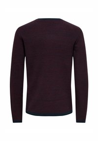 Pull en maille bordeaux foncé à manches longues, texture subtile, dos uni et bordure bleu marine aux poignets et à l'ourlet.
