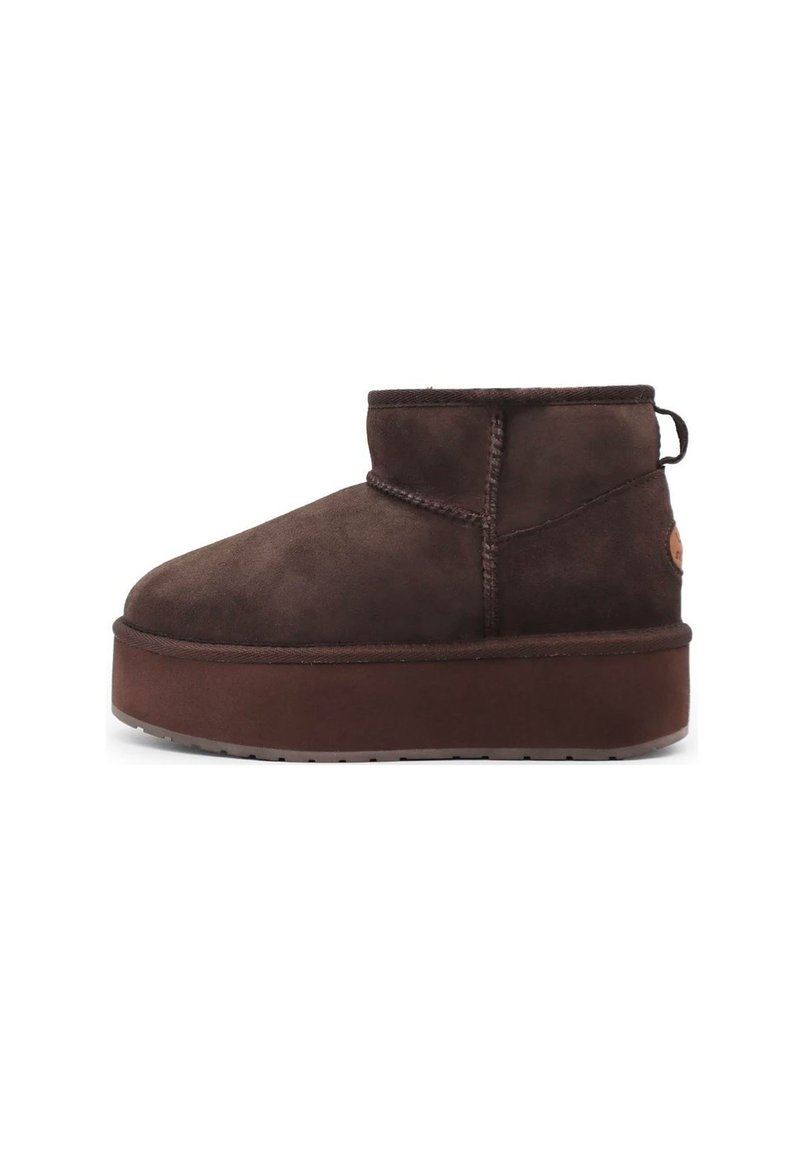 Stivaletti in suede marrone con suola piattaforma, punta rotonda, dettagli a cucitura unica e una piccola linguetta sul retro.