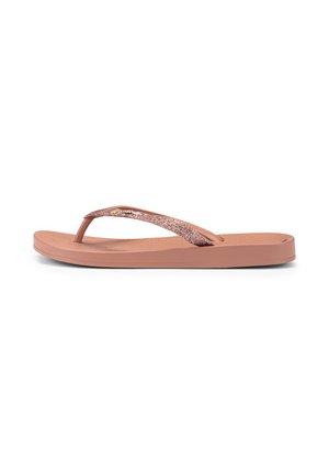 Einzelne roségoldene Flip-Flop-Sandale mit glitzernden Riemen und flacher Sohle, von der Seite auf weißem Hintergrund gezeigt.