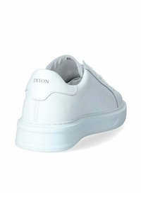 Sneaker bianco in pelle con punta arrotondata, superficie liscia, logo "EXTON" in rilievo sul tallone e suola bianca spessa e testurizzata.