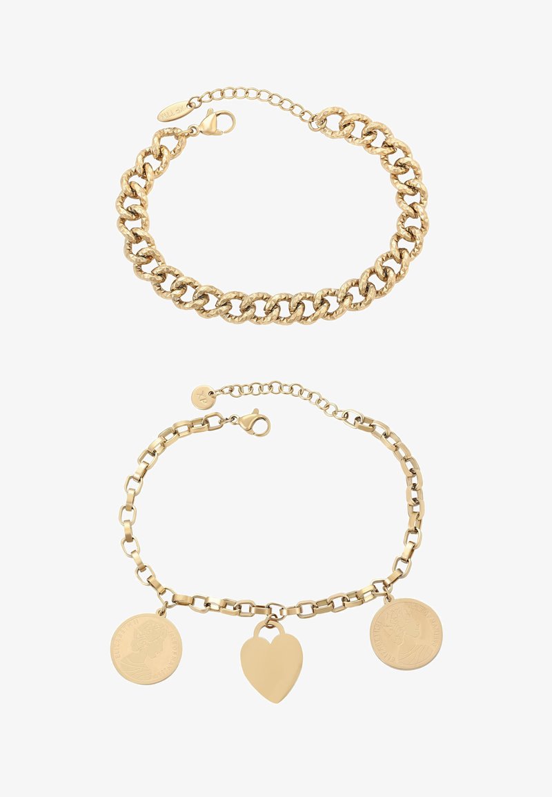 Gouden armbanden met een dik schakelontwerp. De ene heeft gladde schakels; de andere bevat twee munten en een hartvormig hangertje.
