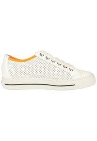 Weiße Sneaker mit perforierten Seiten, orangefarbenen Akzenten im Inneren, metalischen Ösen und einem kontrastierenden schwarzen Streifen an der Sohle.