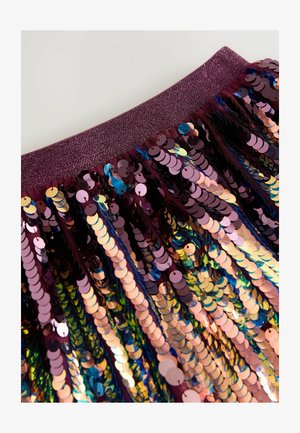 Burgundska krilna obleka s elastičnim pasom, ki ima plastične vrste bleščečih, iridescentnih bleščic različnih barv in velikosti.