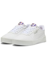 Sneaker bianche con tomaia in pelle liscia, punta rotonda, suola in gomma testurizzata, lacci piatti e un logo riflettente sulla linguetta.