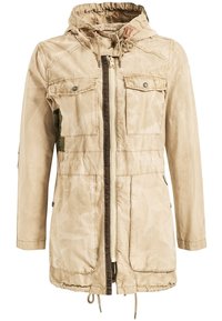 Beżowa, lekka kurtka z kapturem, zapinana na zamek, z kieszeniami na klatce piersiowej i regulowanym pasem. Posiada teksturowane wykończenie oraz zielone akcenty materiałowe.