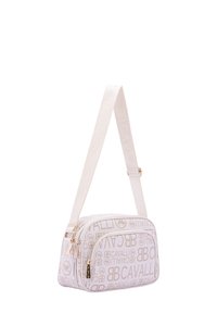 Borsa a tracolla bianca con tessuto strutturato e modelli in rilievo del logo, hardware dorato e una tracolla regolabile. Forma rettangolare compatta.