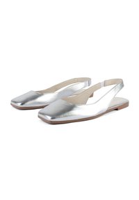 Ballerine slingback in argento metallico con punta quadrata, texture liscia e suola piatta, caratterizzate da un retro aperto e fodera interna morbida.