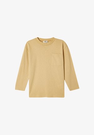 Camiseta de manga larga de algodón color beige con cuello redondo y un bolsillo en el pecho izquierdo. Presenta un corte relajado y una textura sutil.